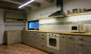 Kuchyň v hlavním traktu - budově (lednička, myčka, indukční deska, mrazák, mikrovlná trouba, pečící trouba, nádobí)